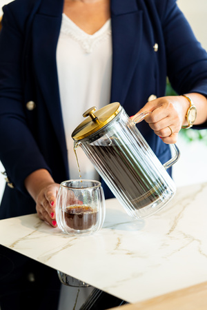 Zaparzacz do kawy i herbaty z podwójną ścianką 1000 ml Tulip złoty mat Vialli Design