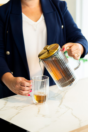 Zaparzacz do kawy i herbaty z podwójną ścianką 1000 ml Tulip złoty mat Vialli Design