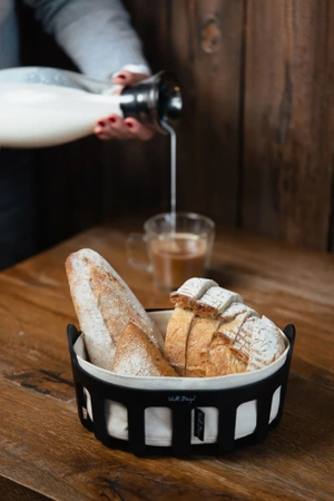 Koszyk na pieczywo z bawełnianym wkładem Livio czarny Vialli Design