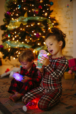 Glo Pals, Postać do kąpieli edycja świąteczna - zestaw z dwiema kostkami sensorycznymi świecącymi w wodzie