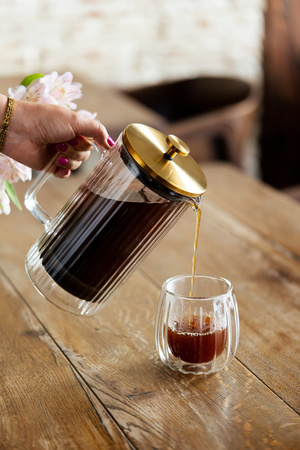 Zaparzacz do kawy i herbaty z podwójną ścianką 1000 ml Tulip złoty mat Vialli Design