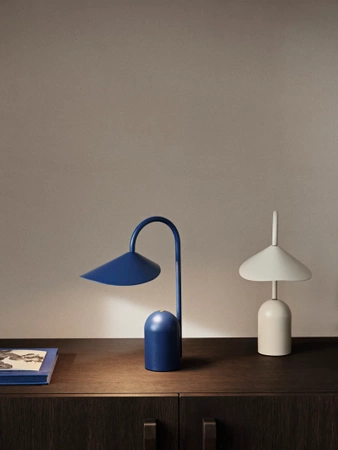 Lampa przenośna Arum niebieska ferm LIVING