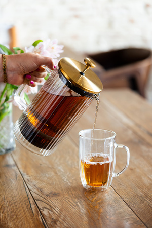 Zaparzacz do kawy i herbaty z podwójną ścianką 1000 ml Tulip złoty mat Vialli Design