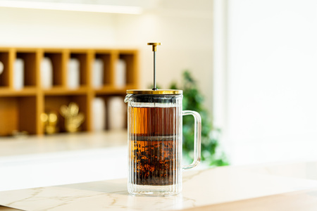 Zaparzacz do kawy i herbaty z podwójną ścianką 1000 ml Tulip złoty mat Vialli Design