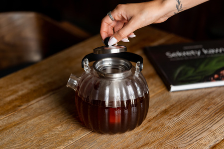 Zaparzacz do herbaty 1000ml srebrny Volare Vialli Design