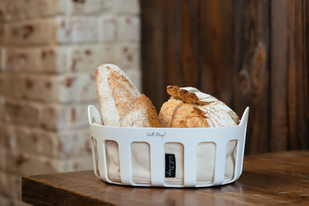Koszyk na pieczywo z bawełnianym wkładem Livio biały Vialli Design