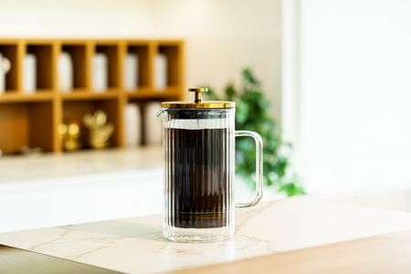 Zaparzacz do kawy i herbaty z podwójną ścianką 1000 ml Tulip złoty mat Vialli Design