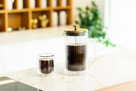 Zaparzacz do kawy i herbaty z podwójną ścianką 1000 ml Tulip złoty mat Vialli Design