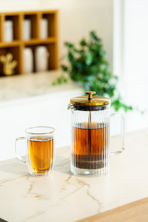 Zaparzacz do kawy i herbaty z podwójną ścianką 1000 ml Tulip złoty mat Vialli Design