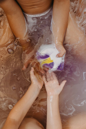 Księżyc do kąpieli tworzący kolorowy wir Mini U