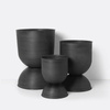Doniczka Hourglass czarna mała ferm LIVING