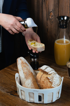 Koszyk na pieczywo z bawełnianym wkładem Livio biały Vialli Design