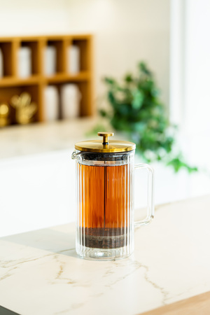 Zaparzacz do kawy i herbaty z podwójną ścianką 1000 ml Tulip złoty mat Vialli Design