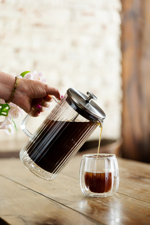 Zaparzacz do kawy i herbaty z podwójną ścianką 1000 ml Tulip srebrny mat Vialli Design