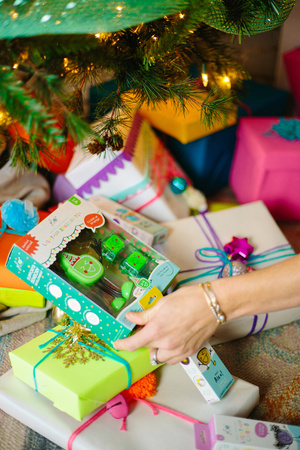 Glo Pals, Postać do kąpieli edycja świąteczna - zestaw z dwiema kostkami sensorycznymi świecącymi w wodzie