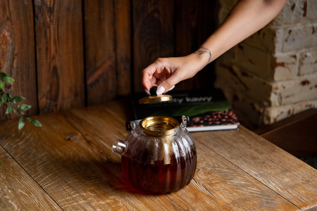 Zaparzacz do herbaty 1000ml złoty Volare Vialli Design