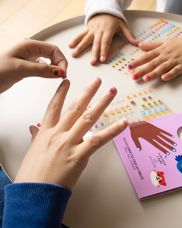 Naklejki na paznokcie dla dzieci FRIENDS - 200 sztuk OMY