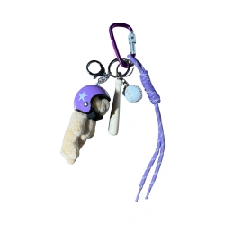 Brelok zawieszka do torebki Miś w fioletowym kasku Louisa lee