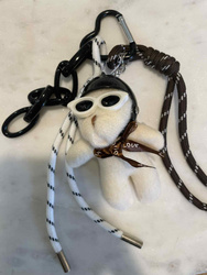 Miś czarny kask biżuteria do torebki